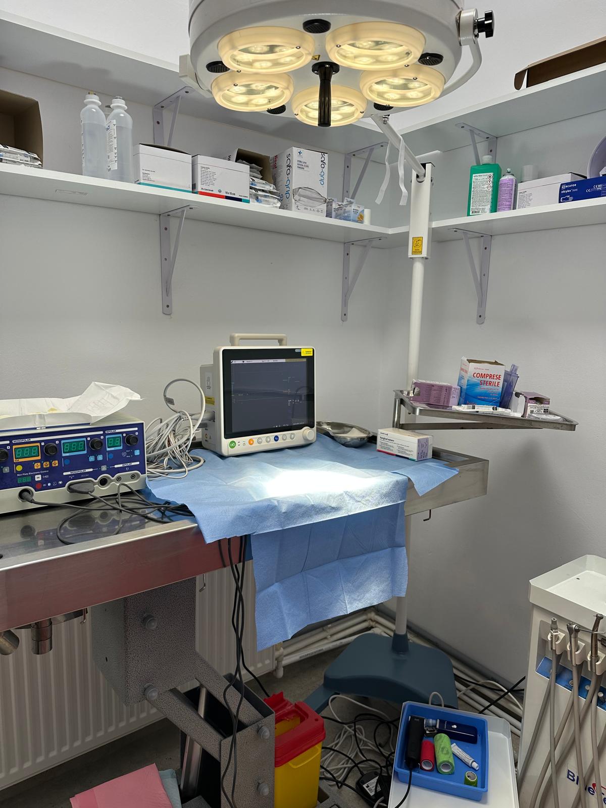 Sală de operații cu monitor de funcții vitale la Năsucul Vesel